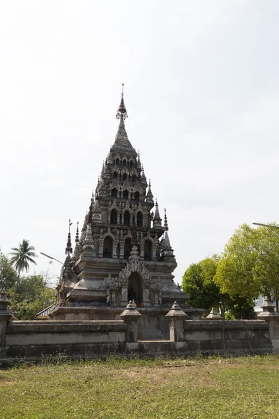 Ασιατικές παγόδα μνημείο στον ναό του βουδισμού — Φωτογραφία Αρχείου