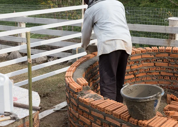 Mason worker is laying the brick — Stock Photo, Image