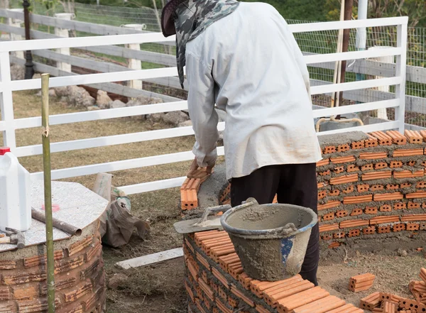 Mason worker is laying the brick — Stock Photo, Image