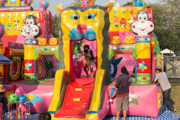 Niño jugando en el parque infantil — Foto de Stock