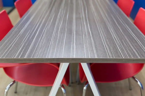 Röd stol och träbord i konferensrum — Stockfoto
