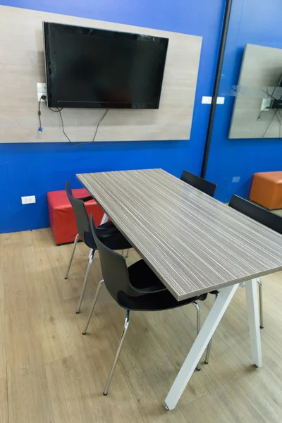 Scaun negru și masă din lemn în sala de ședințe — Fotografie, imagine de stoc