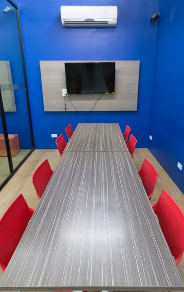 Roter Stuhl und Holztisch im Konferenzraum — Stockfoto