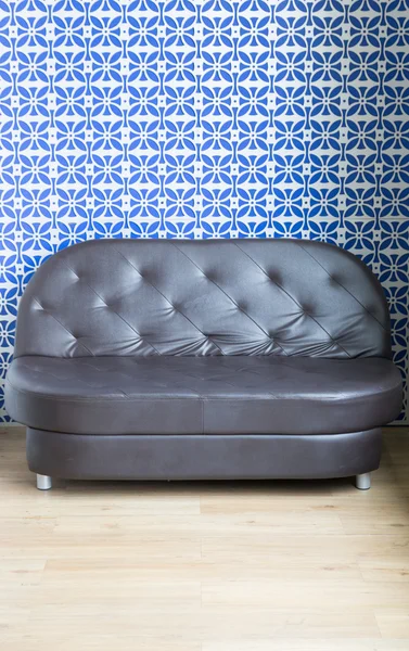 Brown leather sofa beside blue wall — Stock Photo, Image