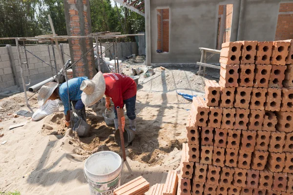 Worker build house at construction site — Stock Photo, Image