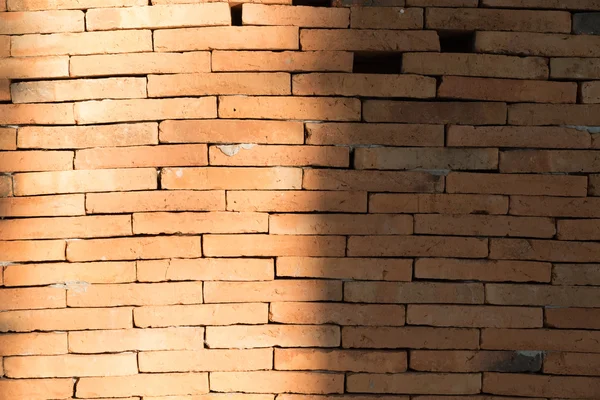 Światło słoneczne na jakąś część mur z cegły na tle — Zdjęcie stockowe