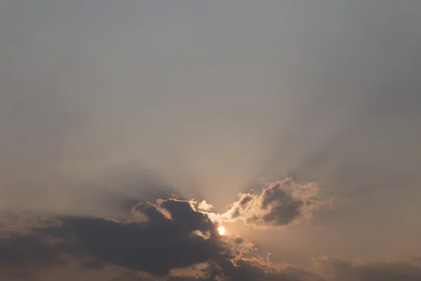 Blick auf Sonne und Wolken in der Dämmerung — Stockfoto