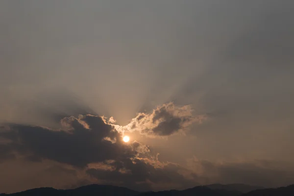 Vista do sol e da montanha ao entardecer — Fotografia de Stock