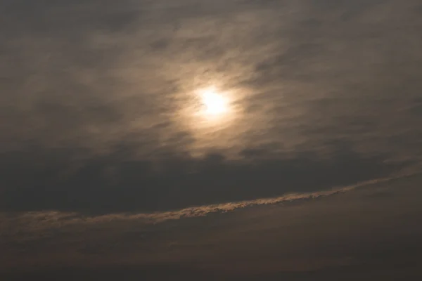 Sonne, Himmel und Wolken in der Dämmerung — Stockfoto