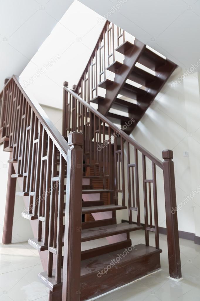 Scale in legno marrone allinterno della casa — foto stock © psisaa ... Scale interno casa