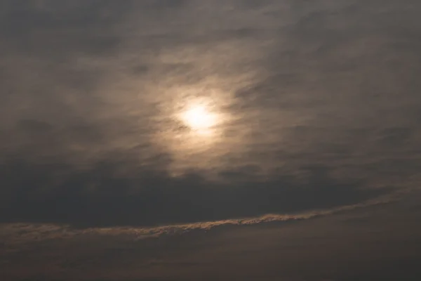 Soleil, ciel et nuage au crépuscule — Photo