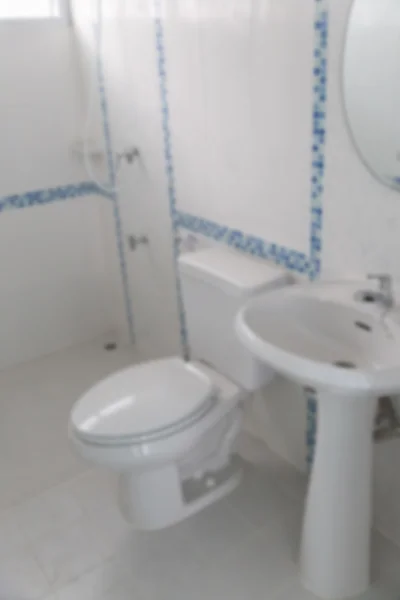 Toalett snålspolande toalett (suddiga defocused för interiör bakgrund) — Stockfoto