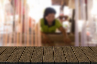 Tayland Tekstil örmeye geleneksel dokuma tezgâhı kullanan kadın