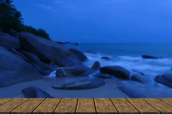 晚上可以看到海滩、石头和大海的景色 — 图库照片