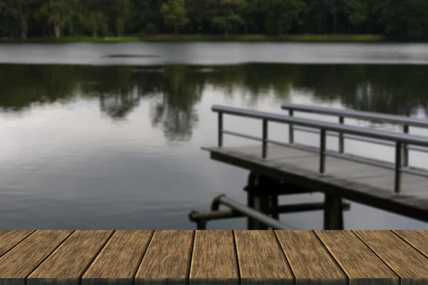 A szálloda a tó este Pier — Stock Fotó