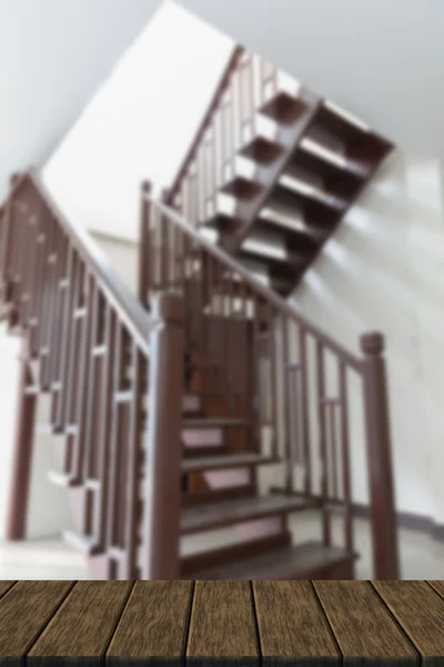 Деревянная коричневая лестница внутри дома — стоковое фото