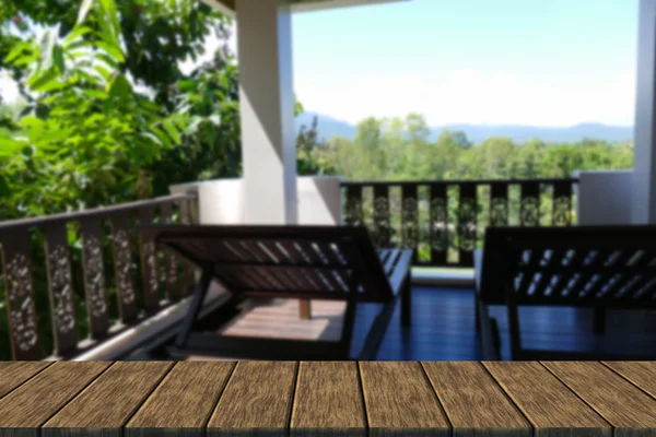 Дерев'яний шезлонг на балконі з видом на ліс і небо — стокове фото
