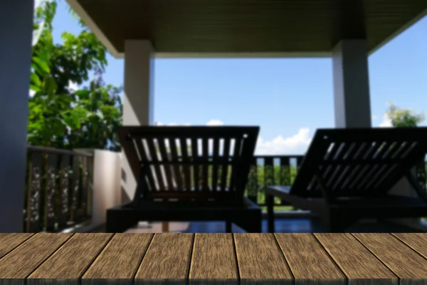 Sdraio in legno sul balcone con vista bosco e cielo — Foto Stock