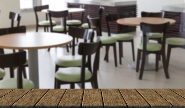 Sedia in legno e tavolo in food court — Foto Stock