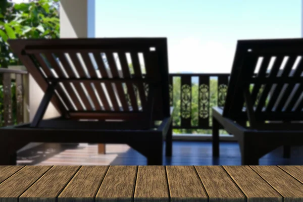 Dřevěné lehátko na balkon s výhledem na les a obloha — Stock fotografie