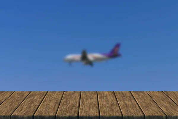 Flygplanet flyger i blå himmel — Stockfoto