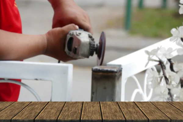 Pracownik użycia metalu garnkowa do mielenia bieguna żelaza — Zdjęcie stockowe