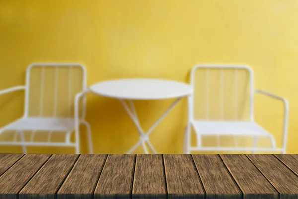 白色的椅子和桌子跟黄墙 — 图库照片