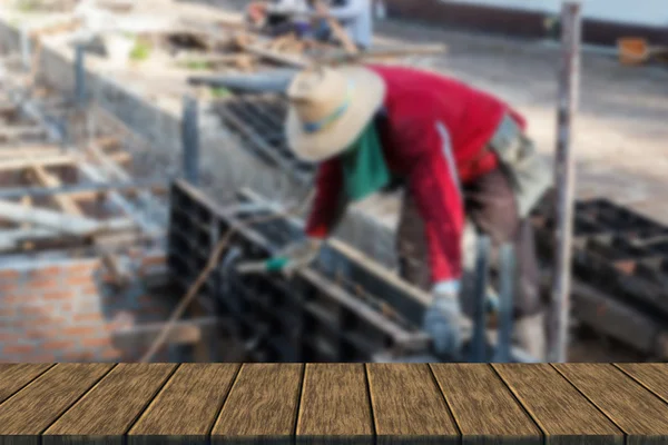 O trabalhador está construindo piso subterrâneo do edifício — Fotografia de Stock