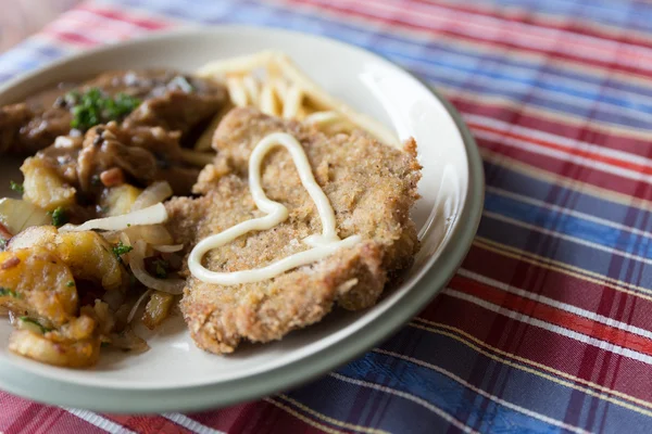 Porc frit et rôti avec croustilles et frites — Photo