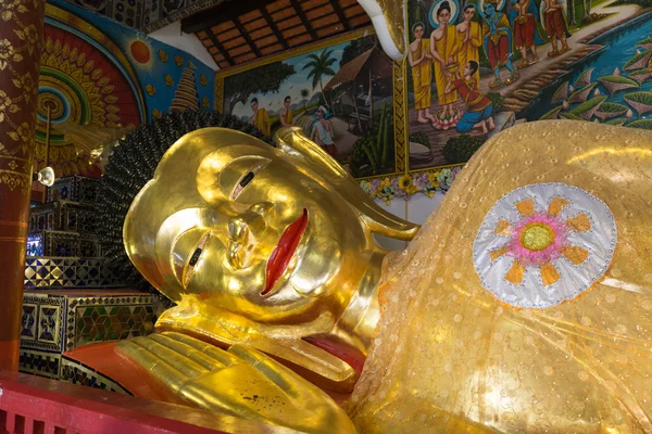 黄金の仏像をリクライニング — ストック写真