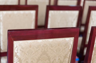 çiçek desenli ahşap sandalye ile dekorasyon bej yastık