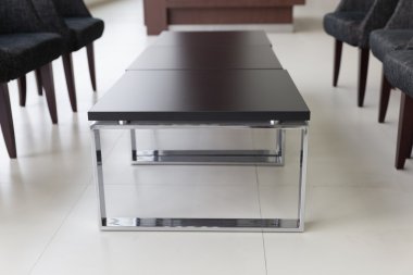 siyah kumaş sandalye ve masa binada