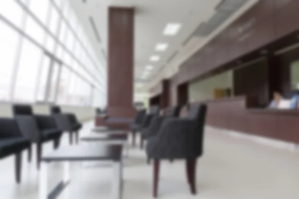 Cadeira e mesa no corredor do edifício do hospital (fundo borrão — Fotografia de Stock