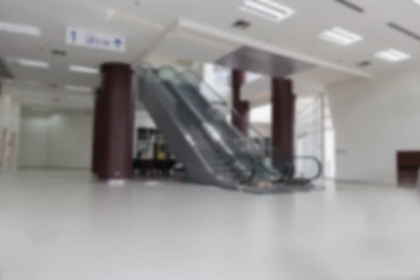 Escalera mecánica en el pasillo del edificio moderno (fondo borroso ) — Foto de Stock