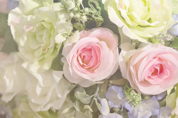 Bukett av konstgjord ros blomma för dekoration — Stockfoto