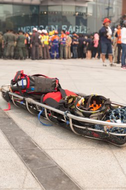 sağlık görevlisi ve sedye sedye içinde sahte afet tatbikatı