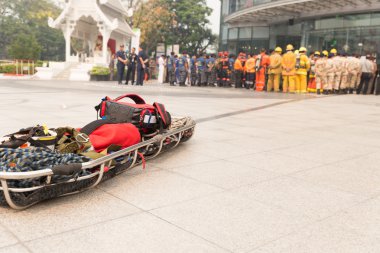 sağlık görevlisi ve sedye sedye içinde sahte afet tatbikatı