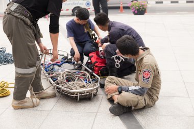 sağlık görevlisi ve sedye sedye içinde sahte afet tatbikatı