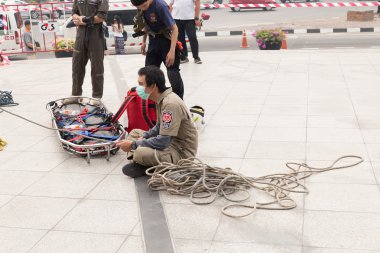 sağlık görevlisi ve sedye sedye içinde sahte afet tatbikatı