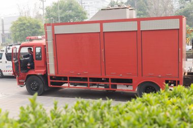 Sağlık görevlisi kamyon için acil servis