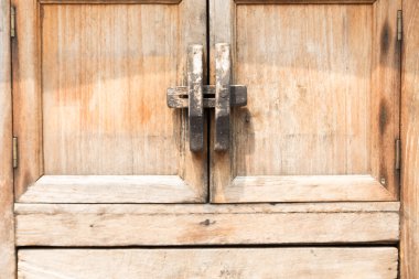 eski kahverengi ahşap dolap