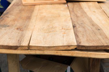 eski kahverengi ahşap masa