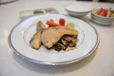 ızgara balığı mantar ile balık 