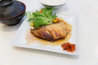 ızgara lüfer sebze ile hizmet veren 