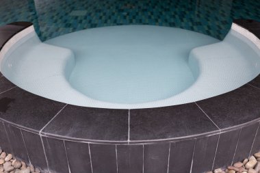 Yüzme Havuzu içinde beyaz tezgah