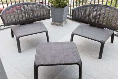 siyah hasır sandalye balkon