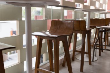 balkon, yuvarlak masa ile metal ve ahşap tabure