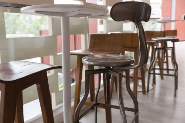 balkon, yuvarlak masa ile metal ve ahşap tabure