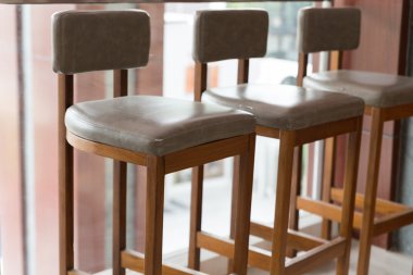 bej deri yastık ile ahşap tabure