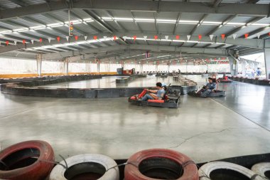 İnsanlar sürücü kapalı serseri go-cart